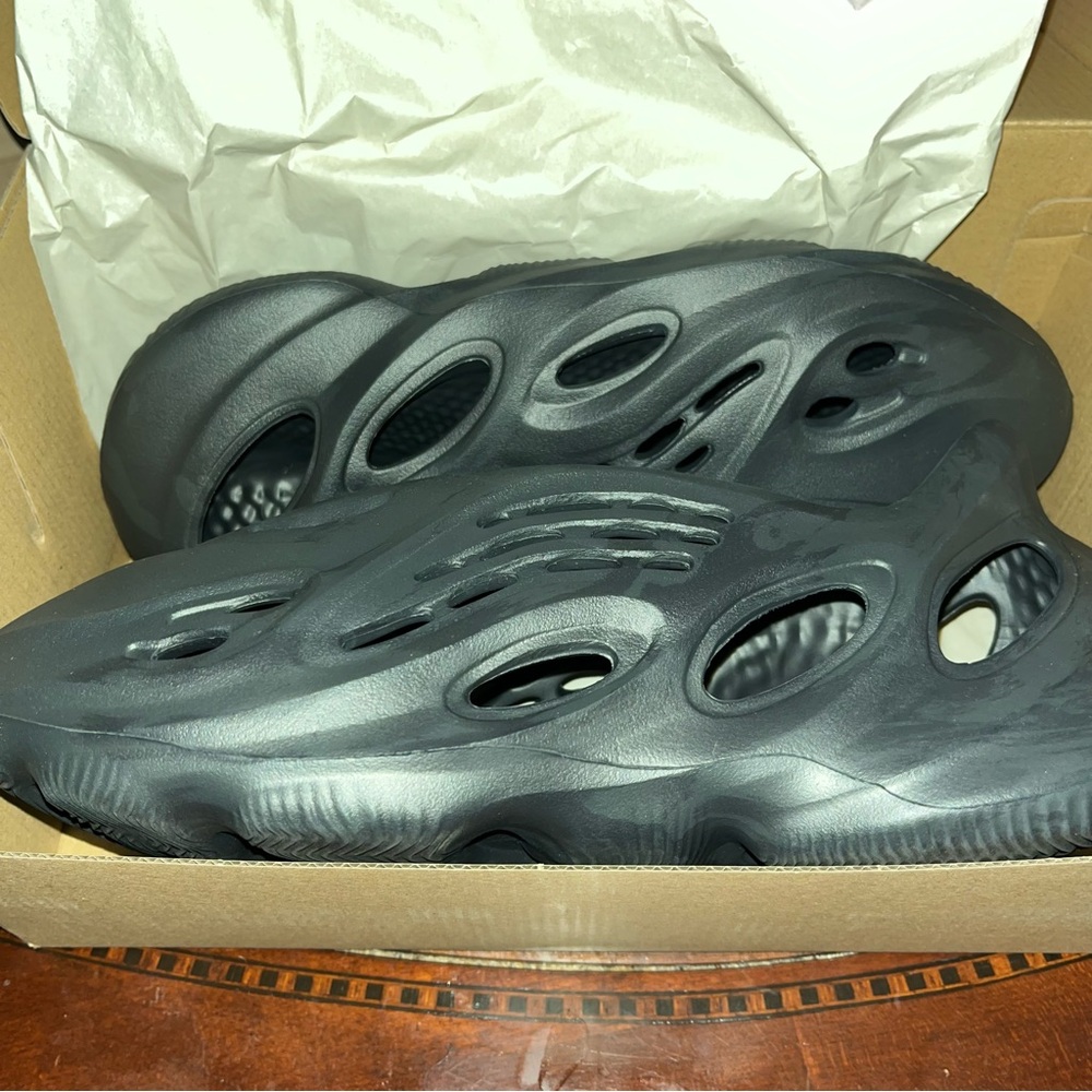Yeezy Foam Runner “Carbon”